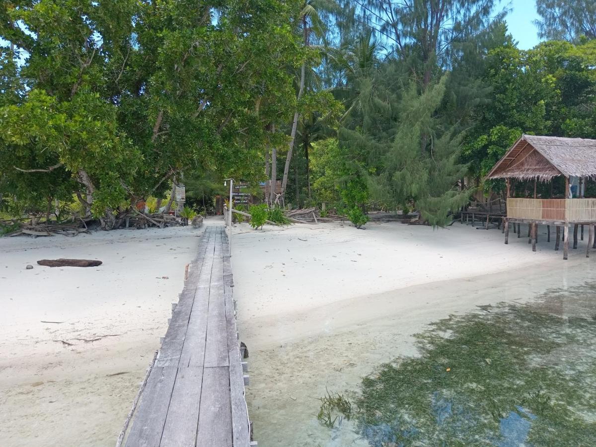 Meos Ambower Homestay Raja Ampat Fam Eksteriør bilde